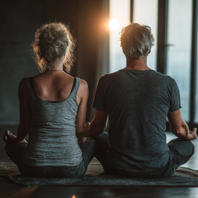 Інструктор йоги демонструє вправу групі літніх людей